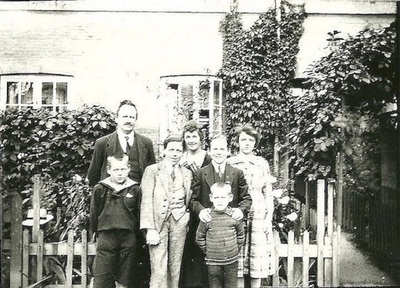 Familien er nu bosiddende i Gl. Lægeforeningens Boliger (Brumleby). Et gæt på hvem der er på billedet er fra venstre: Faderen: Edvard Emil derefter Ellen, Alma, Orla, Robert Svend og den mindste foran må så være Holger.