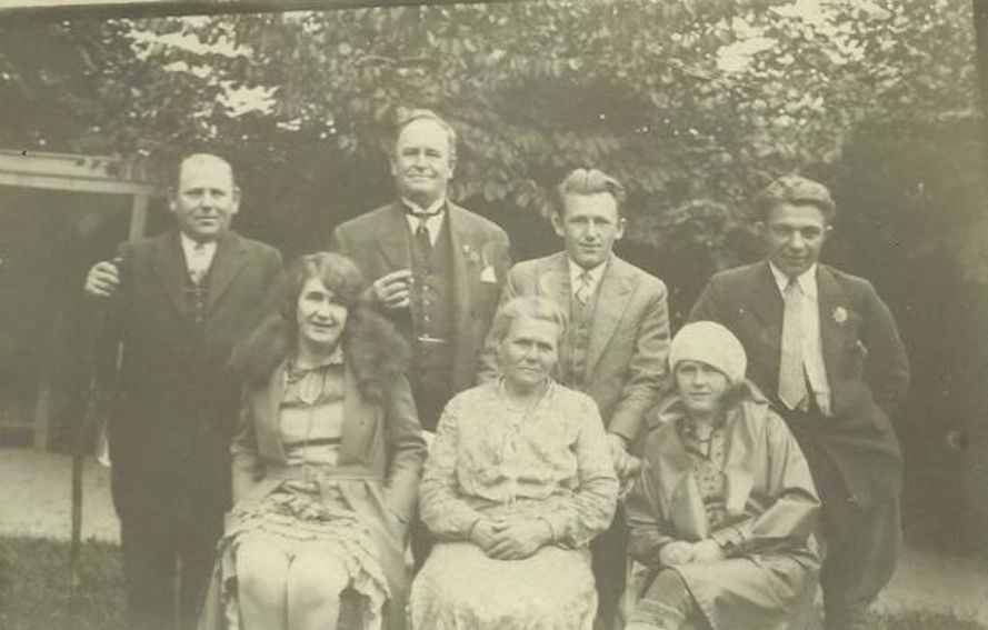 Sommerbillede fra 1927. Fra venstre stående: Emil, Eduard, Orla og Store Edmund. Siddende Andrea, Sigridur og Anna