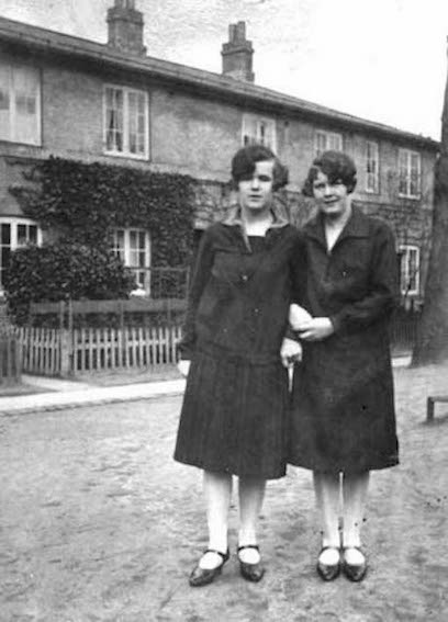 Ellen og Anna på havesiden i Boligerne. År ca. 1930.