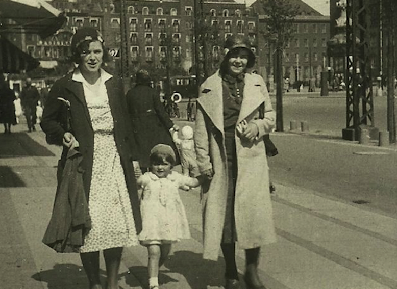 Ellen og datter (Birthe) med moster Oda på promenade. Vesterbrogade v. Rådhuspladsen år ca. 1932.