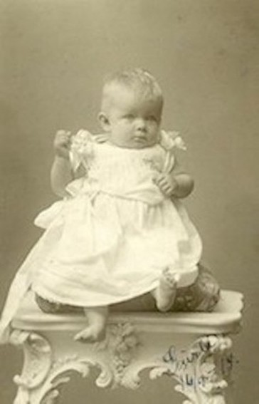 Gurli Edle Berming, senere Gurli Philip gift med Svend Aage Otto Philip en halvfætter. År 1914