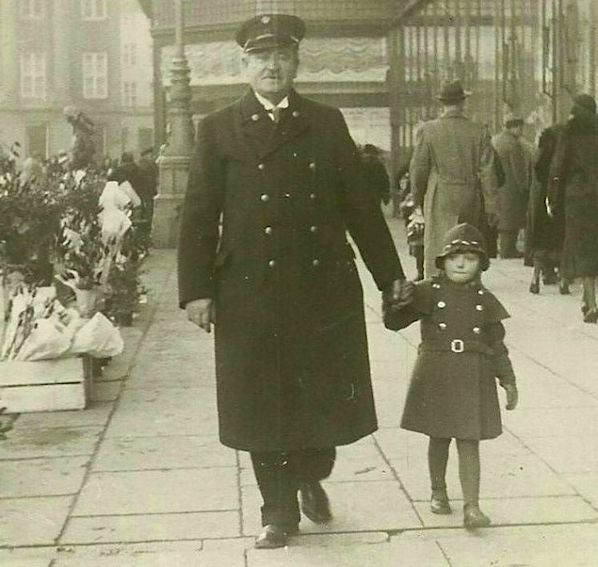 Birthe går tur i København med morfar. Begge i fin uniform. År ca. 1936.
