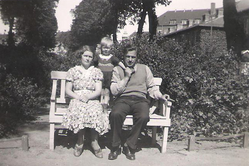 Anna, Erling, Edmund på en bænk i Boligerne År ca. 1939