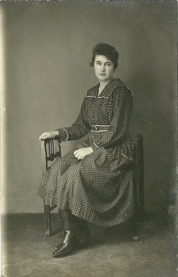 Sandsynligvis et konfirmationsbillede af Andrea Sigridur. År ca.1915