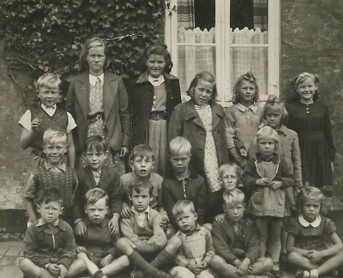 Børn i Boligerne Jeg kan genkende min søster Birthe som nr. 3 fra venstre. Min bror Paul helt til venstre forneden. Mine fætre Erling nr. 4 fra venstre i midten. Vistnok Ejvind siddende som nr. 4 fra venstre. År ca. 1940.