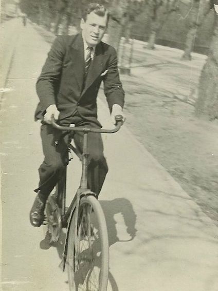 Holger på cykel. År ca. 1943.