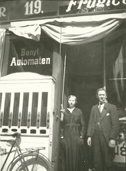 Hildurs Grøntforretning i Griffenfeldtsgade. (Årene:1918-21). Hildur er ikke på billedet, derimod ligner herren tilhøjre hendes mand Eduard Emil.