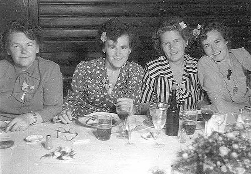 Fra mormors 70 års fødselsdag i mødesalen Lægeforeningens Boliger. Brumleby. Fra venstre Alma, Ellen, Anna og Oda
