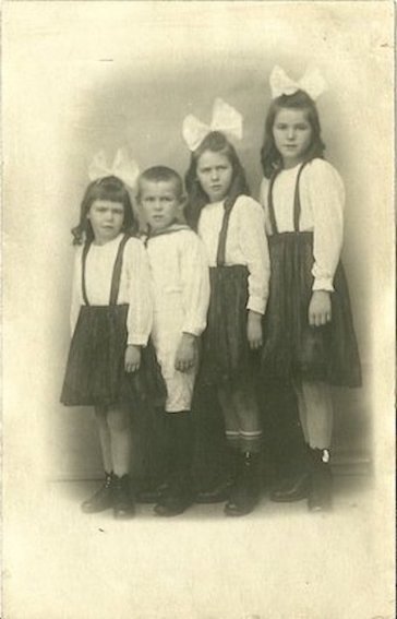 Oda, Edmund, Anna og Ellen. År ca. 1920
