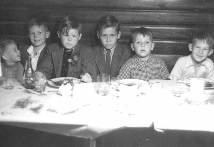 Fra mormors 70 års fødselsdag i mødesalen Lægeforeningens Boliger. Brumleby. Fra venstre Erik, Ejvind, Paul, John, Kurt og Preben