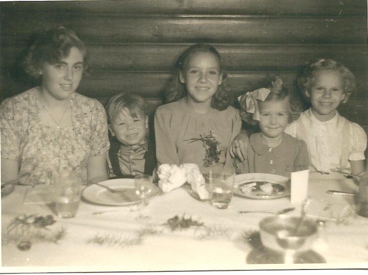 Fra mormors 70 års fødselsdag i mødesalen Lægeforeningens Boliger. Brumleby. Fra venstre Lis, Arne, Åse, Anni og Inge