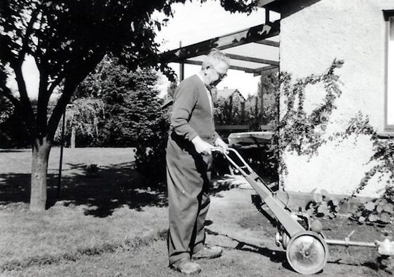 Robert med en havemaskine i sit sommerhus. År ca. 1952
